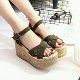 Espadrilles-Sandalen mit Knöchelriemen und Keilabsatz